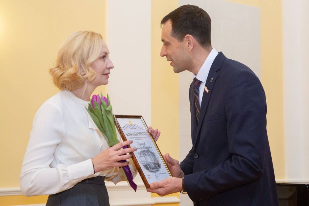 Первый заместитель Председателя Государственного Совета Республики Крым, руководитель фракции «Единая Россия» Андрей Козырев поздравил крымчанок с наступающим Международным женским днём и вручил государственные награды Первый заместитель Председателя Государственного Совета Республики Крым, руководитель фракции «Единая Россия» Андрей Козырев поздравил крымчанок с наступающим Международным женским днём и вручил государственные награды