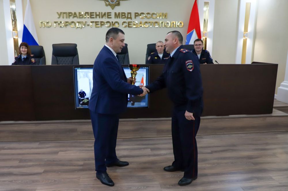 В Управлении МВД России по г. Севастополю состоялось награждение победителей по гиревому спорту и торжественные проводы на пенсию сотрудника В Управлении МВД России по г. Севастополю состоялось награждение победителей по гиревому спорту и торжественные проводы на пенсию сотрудника
