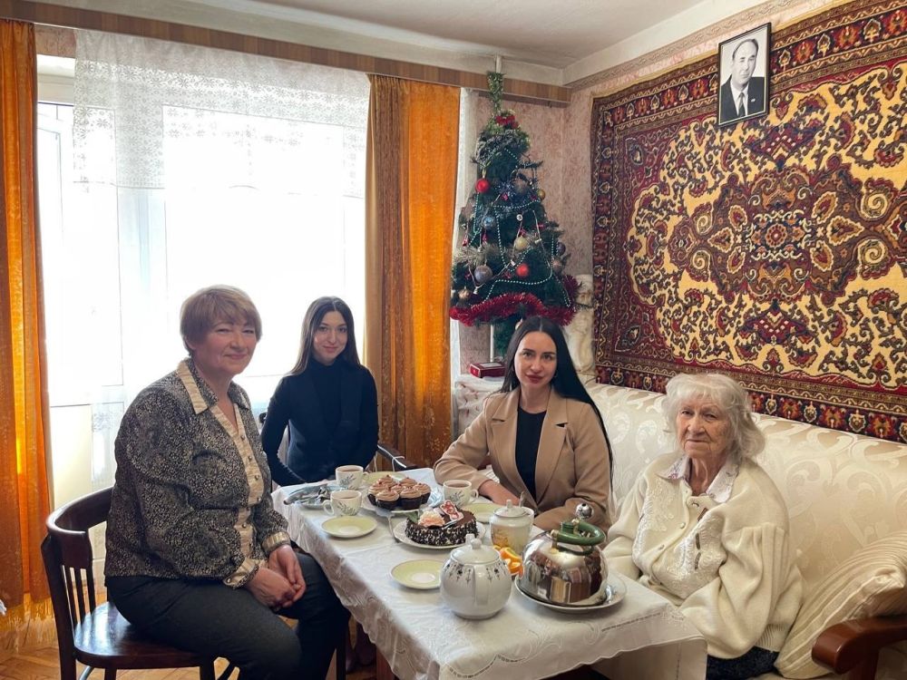 В преддверии Международного женского дня заместитель председателя Симферопольского городского совета Надежда Аксёнова и начальник департамента труда и социальной защиты населения администрации города Симферополя Диана... В преддверии Международного женского дня заместитель председателя Симферопольского городского совета Надежда Аксёнова и начальник департамента труда и социальной защиты населения администрации города Симферополя Диана...