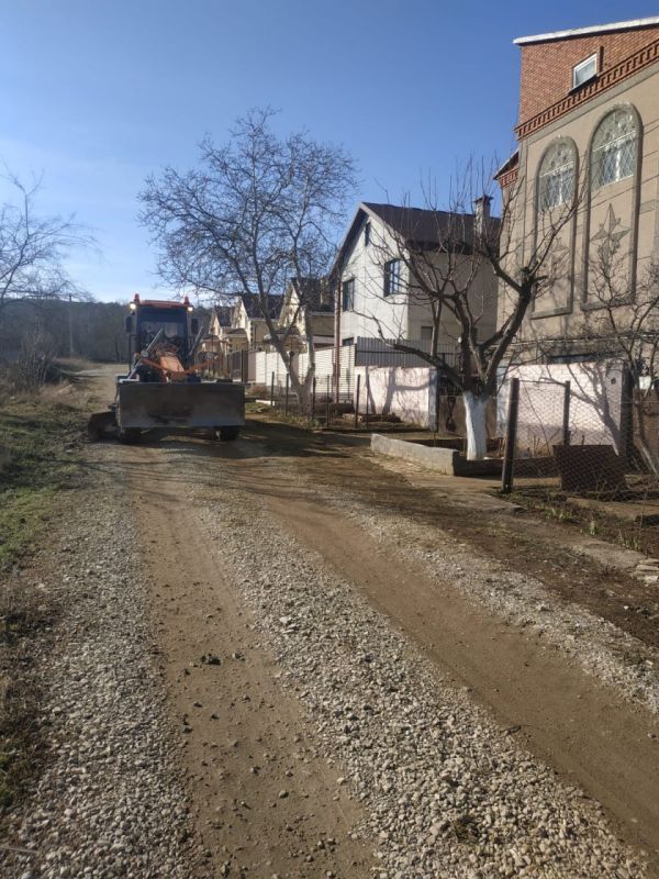 #жкх. С 1 марта силами Керченского филиала ГУП РК «Крымавтодор» выполняется грейдирование грунтовых дорог. За неделю грейдировано уже 10 километров дорог в Мичурино и в районе ул. Комарова. Сейчас работает 2 бригады с... #жкх. С 1 марта силами Керченского филиала ГУП РК «Крымавтодор» выполняется грейдирование грунтовых дорог. За неделю грейдировано уже 10 километров дорог в Мичурино и в районе ул. Комарова. Сейчас работает 2 бригады с...