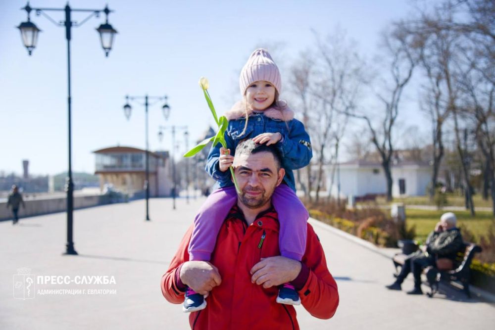 В преддверии 8 марта в Евпатории прошла акция «Вам, любимые» В преддверии 8 марта в Евпатории прошла акция «Вам, любимые»