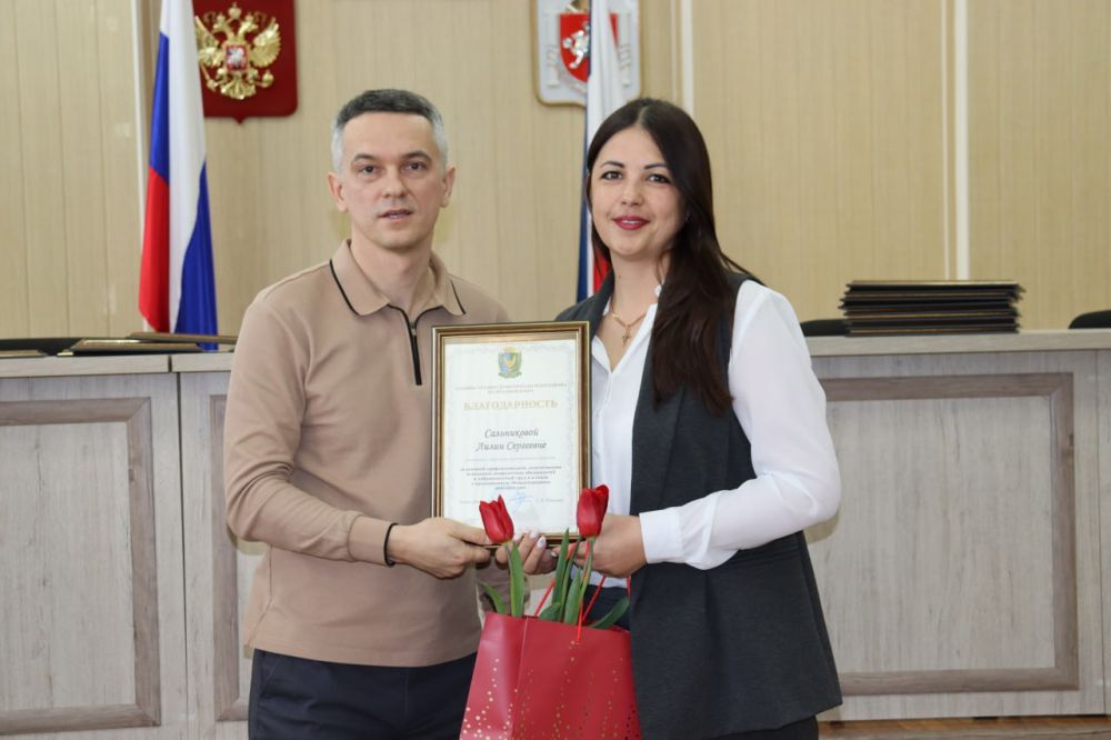 Сергей Петелин: В преддверии Международного женского дня, 8 марта, поздравил женскую половину администрации благодарственными письмами и символичными подарками Сергей Петелин: В преддверии Международного женского дня, 8 марта, поздравил женскую половину администрации благодарственными письмами и символичными подарками