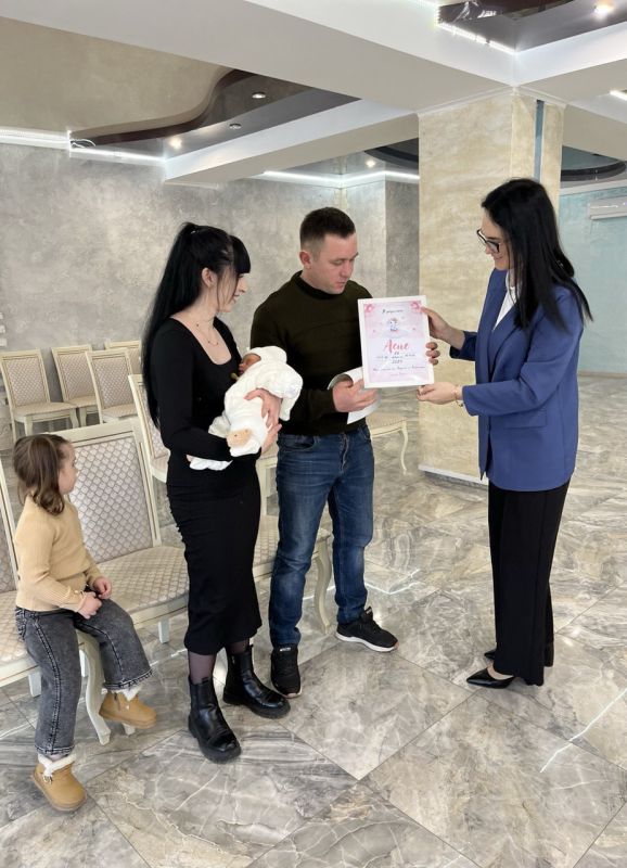Керченский городской отдел ЗАГС к Международному женскому дню провёл обряд имянаречения новой гражданки Российской Федерации – Асие Недимовны Фазыловой, рожденной 26 февраля в городе-герое Керчь. Керченский городской отдел ЗАГС к Международному женскому дню провёл обряд имянаречения новой гражданки Российской Федерации – Асие Недимовны Фазыловой, рожденной 26 февраля в городе-герое Керчь.