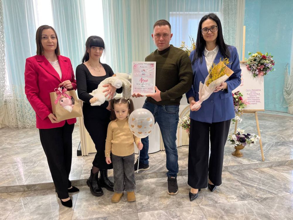 Керченский городской отдел ЗАГС к Международному женскому дню провёл обряд имянаречения новой гражданки Российской Федерации – Асие Недимовны Фазыловой, рожденной 26 февраля в городе-герое Керчь. Керченский городской отдел ЗАГС к Международному женскому дню провёл обряд имянаречения новой гражданки Российской Федерации – Асие Недимовны Фазыловой, рожденной 26 февраля в городе-герое Керчь.