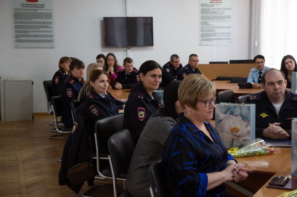 В МВД по Республике Крым в преддверии Международного женского дня состоялось награждение женщин-полицейских Управления по обеспечению охраны общественного порядка В МВД по Республике Крым в преддверии Международного женского дня состоялось награждение женщин-полицейских Управления по обеспечению охраны общественного порядка