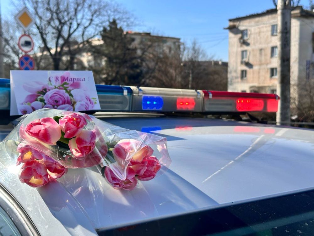 В преддверии празднования Международного женского дня сотрудники Госавтоинспекции Республики Крым провели традиционную акцию "Цветы для автоледи" В преддверии празднования Международного женского дня сотрудники Госавтоинспекции Республики Крым провели традиционную акцию "Цветы для автоледи"