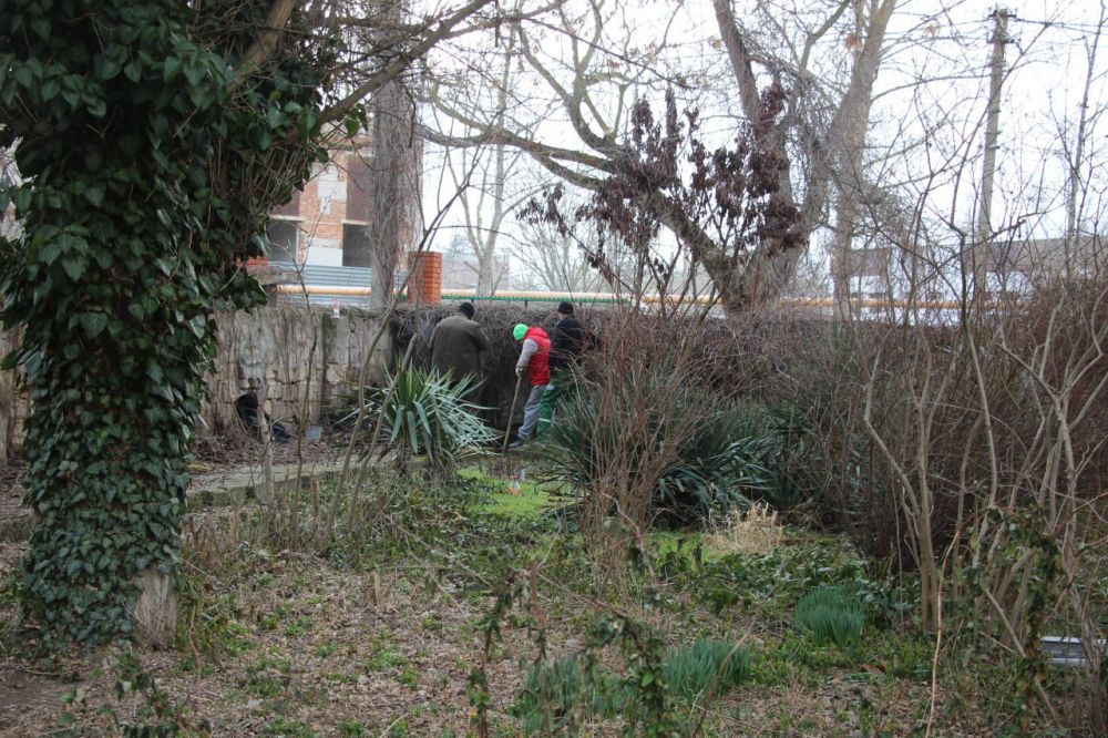 #жкх. Сотрудники Службы городского хозяйства очищают ливневку за домами №25 и №27 по ул. Свердлова #жкх. Сотрудники Службы городского хозяйства очищают ливневку за домами №25 и №27 по ул. Свердлова