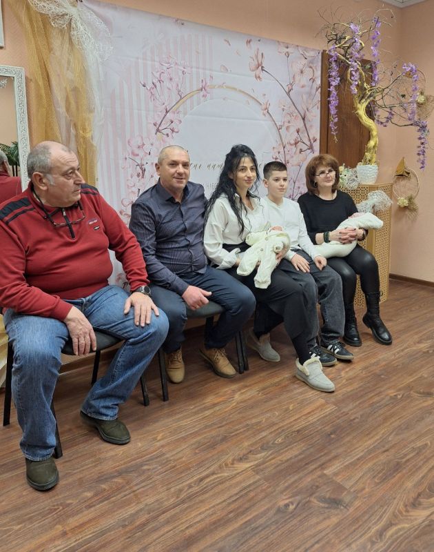 В Ялтинском городском отделе ЗАГС также проводился обряд имянаречения, приуроченный к празднованию Международного женского дня 8 Марта В Ялтинском городском отделе ЗАГС также проводился обряд имянаречения, приуроченный к празднованию Международного женского дня 8 Марта