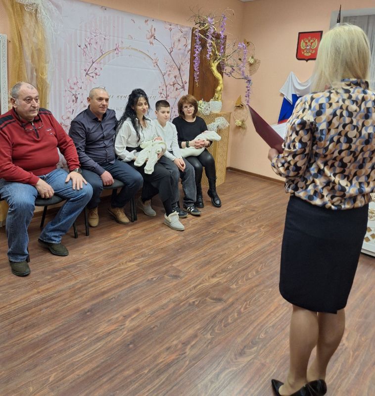 В Ялтинском городском отделе ЗАГС также проводился обряд имянаречения, приуроченный к празднованию Международного женского дня 8 Марта В Ялтинском городском отделе ЗАГС также проводился обряд имянаречения, приуроченный к празднованию Международного женского дня 8 Марта