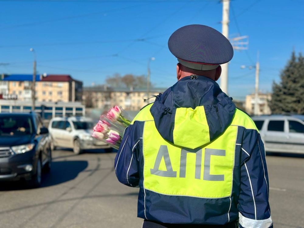 В преддверии празднования Международного женского дня сотрудники Госавтоинспекции Республики Крым провели традиционную акцию "Цветы для автоледи" В преддверии празднования Международного женского дня сотрудники Госавтоинспекции Республики Крым провели традиционную акцию "Цветы для автоледи"