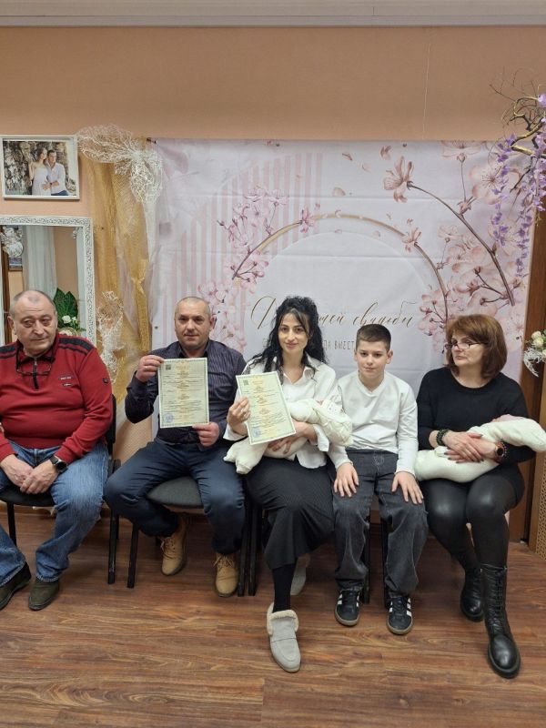 В Ялтинском городском отделе ЗАГС также проводился обряд имянаречения, приуроченный к празднованию Международного женского дня 8 Марта В Ялтинском городском отделе ЗАГС также проводился обряд имянаречения, приуроченный к празднованию Международного женского дня 8 Марта
