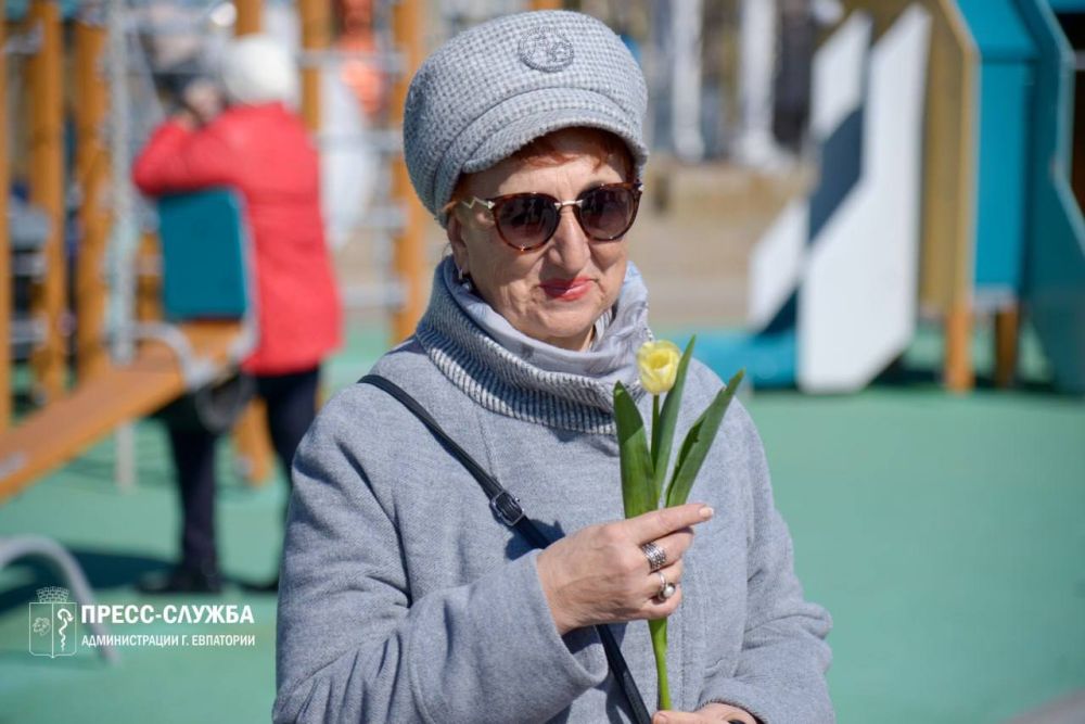 В преддверии 8 марта в Евпатории прошла акция «Вам, любимые» В преддверии 8 марта в Евпатории прошла акция «Вам, любимые»