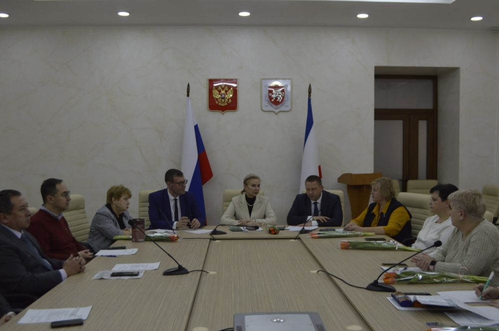 В Министерстве образования, науки и молодежи Республики Крым состоялось заседание общественного совета В Министерстве образования, науки и молодежи Республики Крым состоялось заседание общественного совета