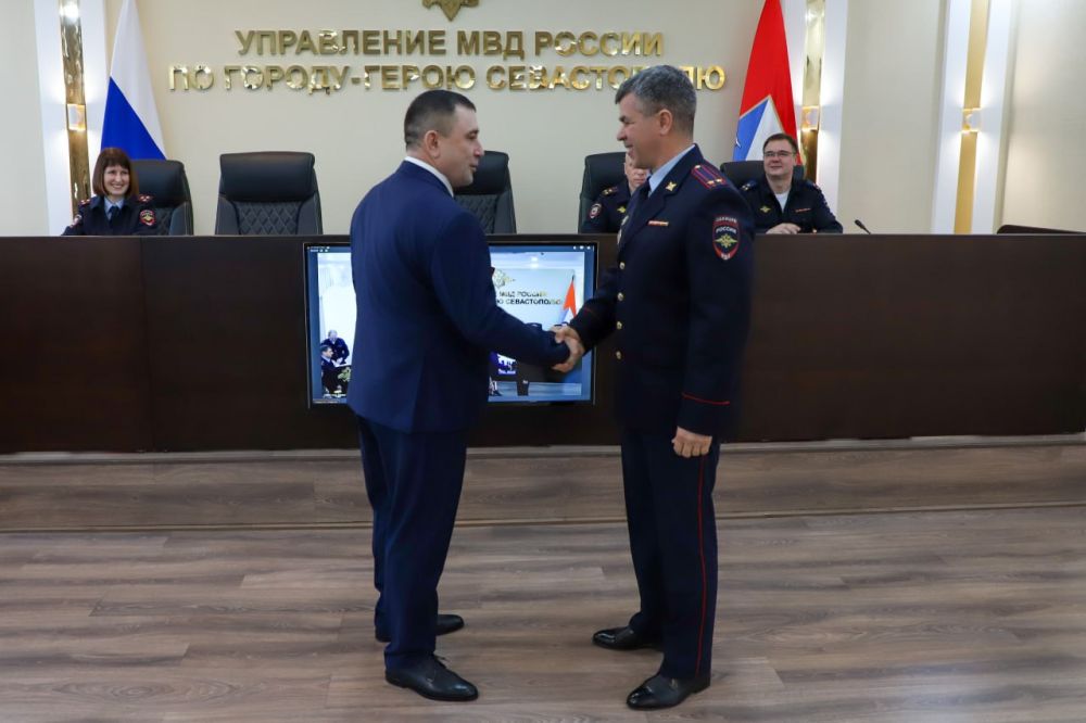 В Управлении МВД России по г. Севастополю состоялось награждение победителей по гиревому спорту и торжественные проводы на пенсию сотрудника В Управлении МВД России по г. Севастополю состоялось награждение победителей по гиревому спорту и торжественные проводы на пенсию сотрудника