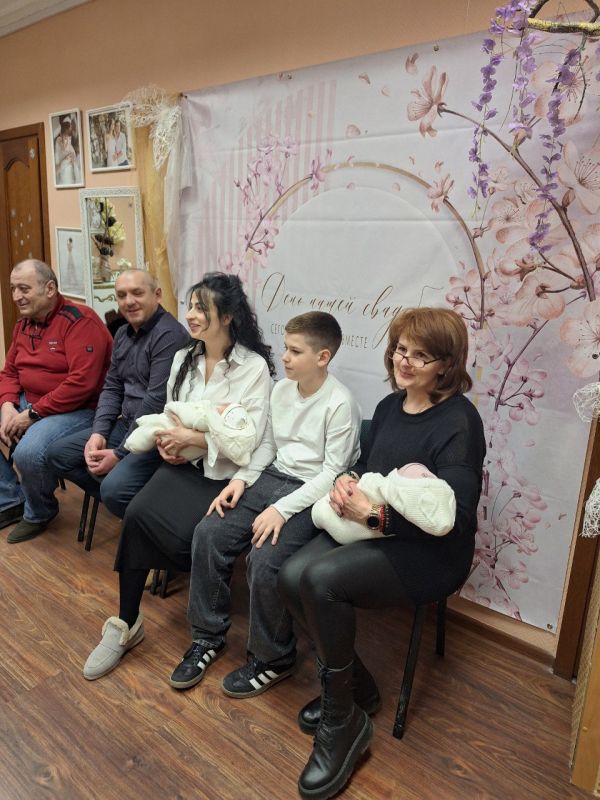 В Ялтинском городском отделе ЗАГС также проводился обряд имянаречения, приуроченный к празднованию Международного женского дня 8 Марта В Ялтинском городском отделе ЗАГС также проводился обряд имянаречения, приуроченный к празднованию Международного женского дня 8 Марта