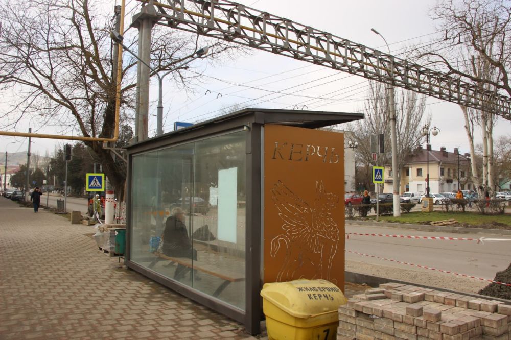 Керченский филиал ГУП РК «Крымавтодор» выполняет восстановление боковых и задних элементов остановочных павильонов Керченский филиал ГУП РК «Крымавтодор» выполняет восстановление боковых и задних элементов остановочных павильонов