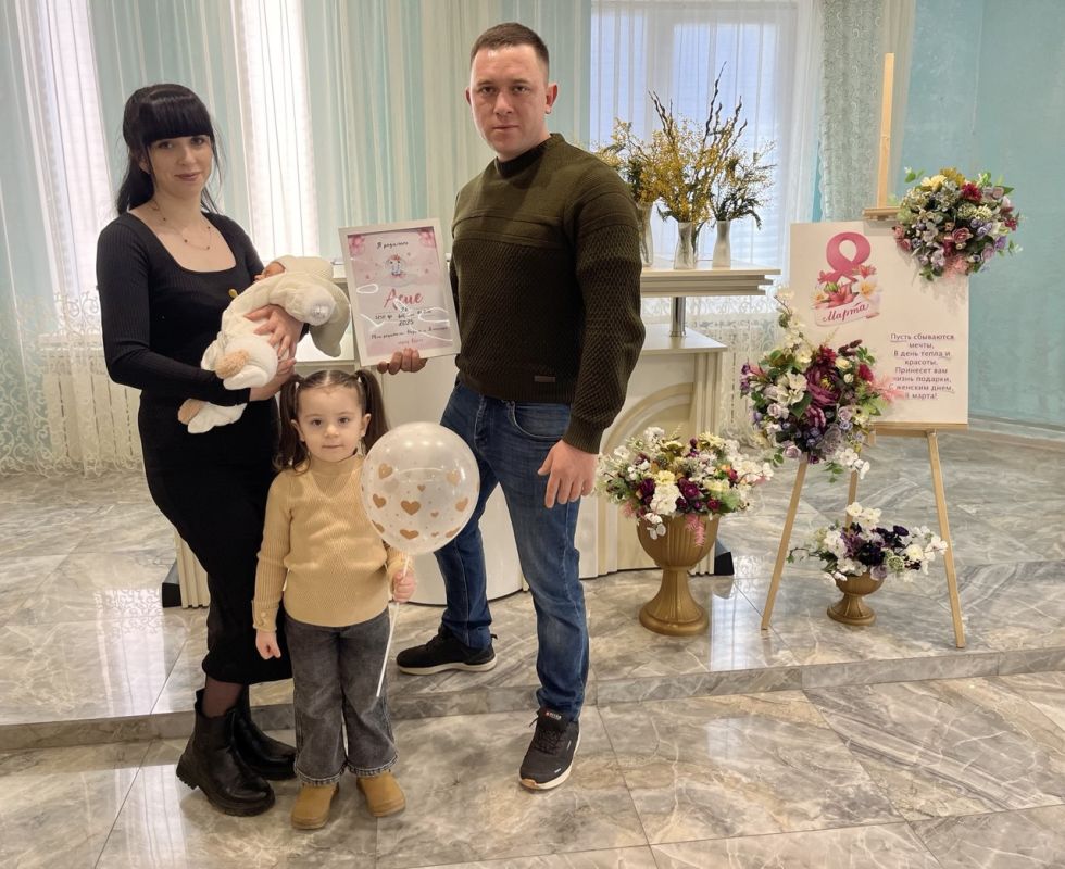 Керченский городской отдел ЗАГС к Международному женскому дню провёл обряд имянаречения новой гражданки Российской Федерации – Асие Недимовны Фазыловой, рожденной 26 февраля в городе-герое Керчь. Керченский городской отдел ЗАГС к Международному женскому дню провёл обряд имянаречения новой гражданки Российской Федерации – Асие Недимовны Фазыловой, рожденной 26 февраля в городе-герое Керчь.