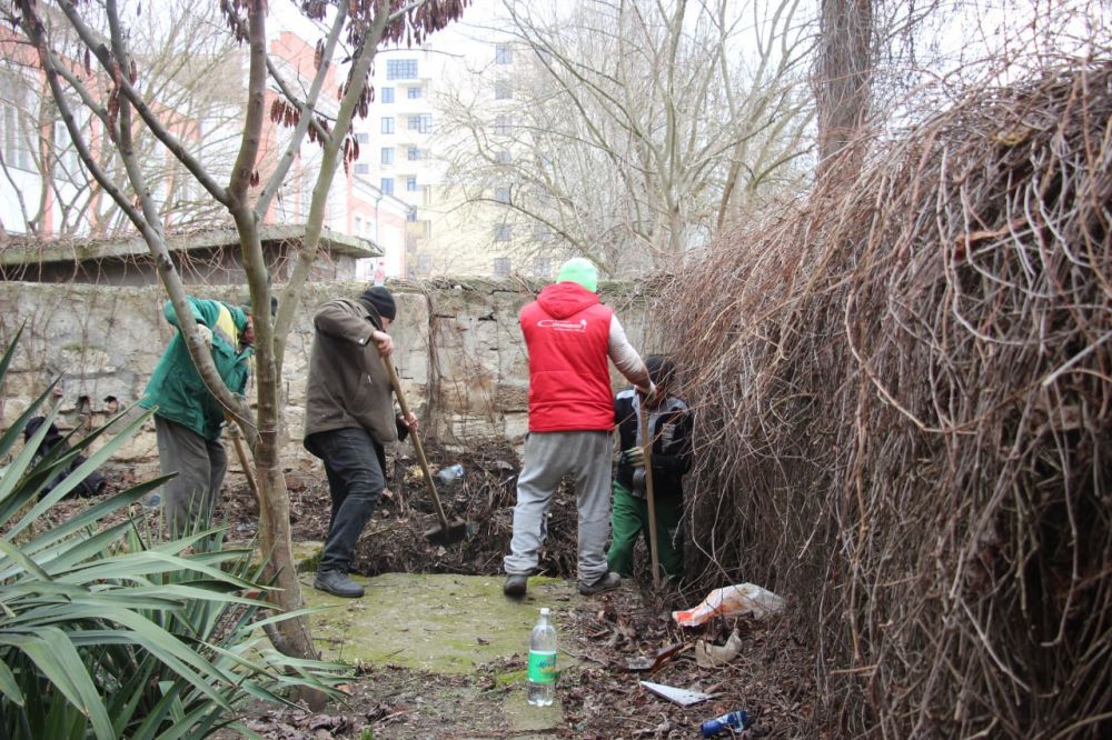 #жкх. Сотрудники Службы городского хозяйства очищают ливневку за домами №25 и №27 по ул. Свердлова #жкх. Сотрудники Службы городского хозяйства очищают ливневку за домами №25 и №27 по ул. Свердлова