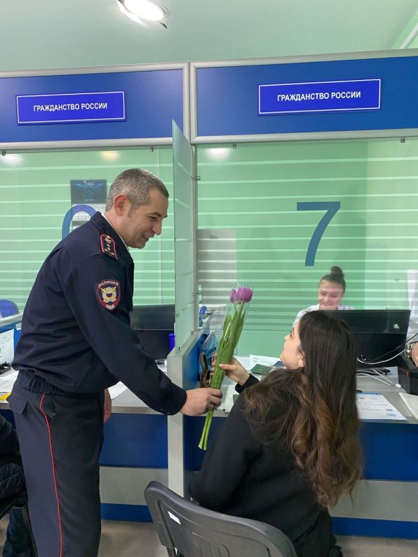 В Управлении по вопросам миграции МВД по Республике Крым сотрудники полиции поздравили представительниц прекрасного пола при получении государственных услуг и сотрудниц ведомства В Управлении по вопросам миграции МВД по Республике Крым сотрудники полиции поздравили представительниц прекрасного пола при получении государственных услуг и сотрудниц ведомства