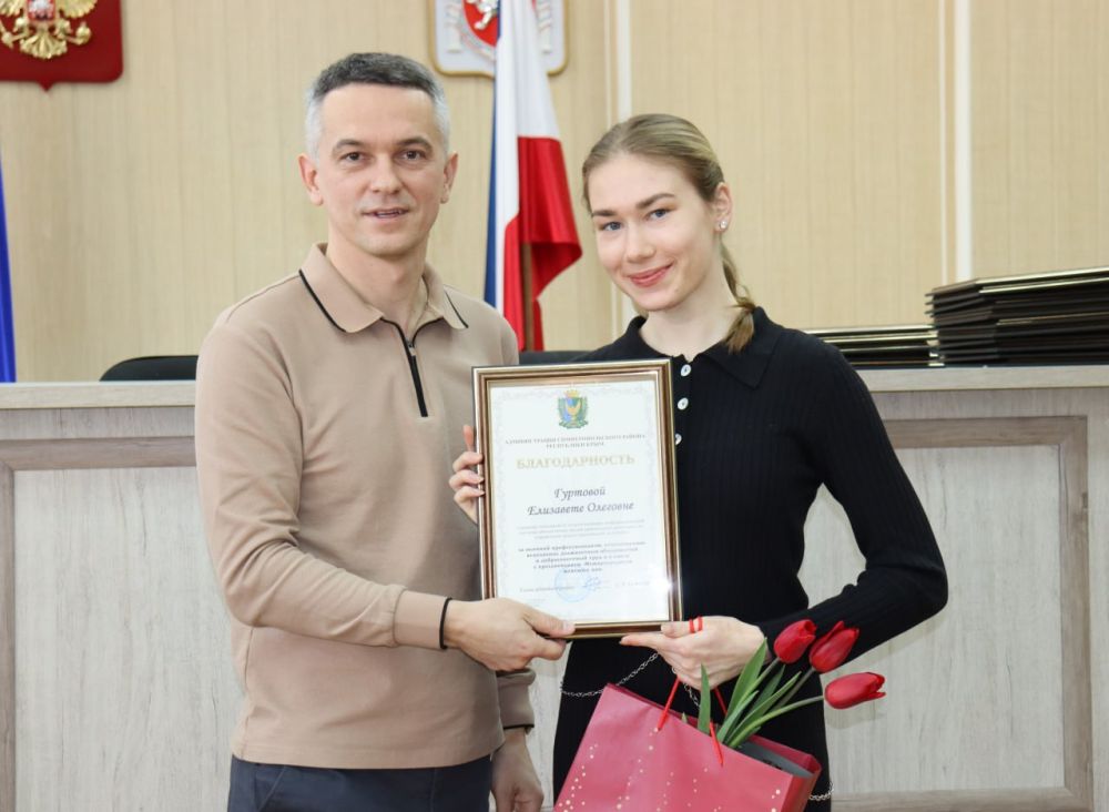 Сергей Петелин: В преддверии Международного женского дня, 8 марта, поздравил женскую половину администрации благодарственными письмами и символичными подарками Сергей Петелин: В преддверии Международного женского дня, 8 марта, поздравил женскую половину администрации благодарственными письмами и символичными подарками