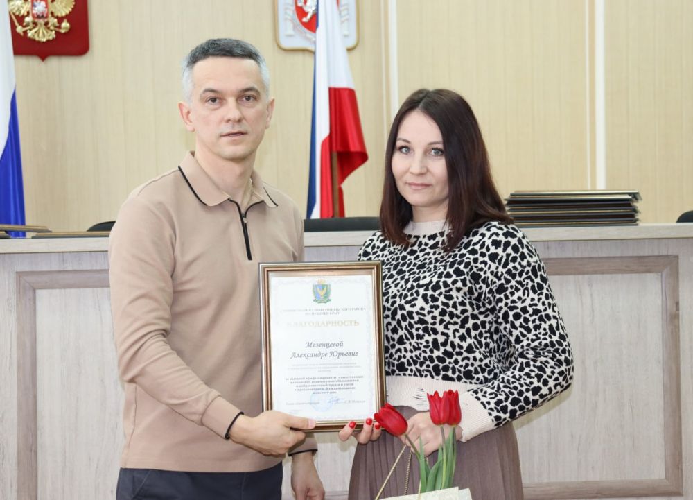 Сергей Петелин: В преддверии Международного женского дня, 8 марта, поздравил женскую половину администрации благодарственными письмами и символичными подарками Сергей Петелин: В преддверии Международного женского дня, 8 марта, поздравил женскую половину администрации благодарственными письмами и символичными подарками