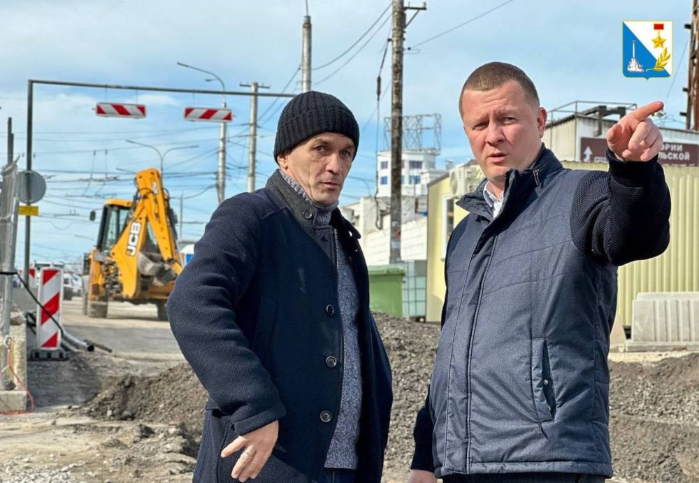 На улице Адмирала Октябрьского продолжаются работы по укладке временных коммуникаций На улице Адмирала Октябрьского продолжаются работы по укладке временных коммуникаций