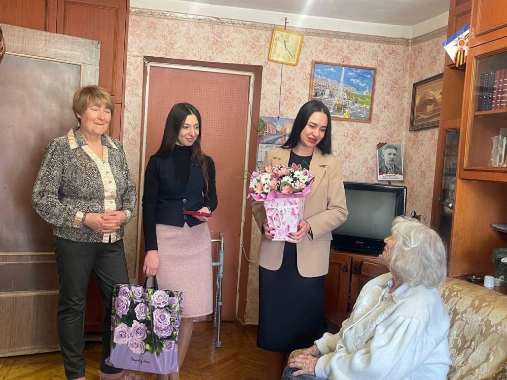 В преддверии Международного женского дня заместитель председателя Симферопольского городского совета Надежда Аксёнова и начальник департамента труда и социальной защиты населения администрации города Симферополя Диана... В преддверии Международного женского дня заместитель председателя Симферопольского городского совета Надежда Аксёнова и начальник департамента труда и социальной защиты населения администрации города Симферополя Диана...