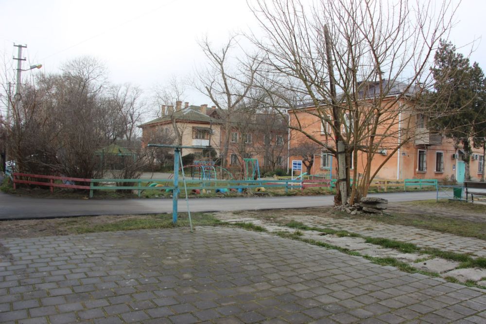 #жкх. Сотрудники Службы городского хозяйства очищают ливневку за домами №25 и №27 по ул. Свердлова #жкх. Сотрудники Службы городского хозяйства очищают ливневку за домами №25 и №27 по ул. Свердлова