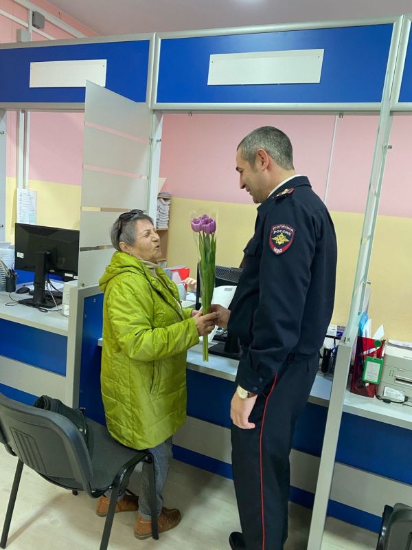В Управлении по вопросам миграции МВД по Республике Крым сотрудники полиции поздравили представительниц прекрасного пола при получении государственных услуг и сотрудниц ведомства В Управлении по вопросам миграции МВД по Республике Крым сотрудники полиции поздравили представительниц прекрасного пола при получении государственных услуг и сотрудниц ведомства