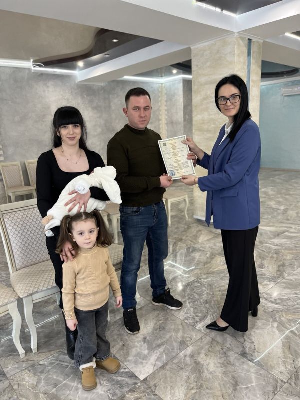 Керченский городской отдел ЗАГС к Международному женскому дню провёл обряд имянаречения новой гражданки Российской Федерации – Асие Недимовны Фазыловой, рожденной 26 февраля в городе-герое Керчь. Керченский городской отдел ЗАГС к Международному женскому дню провёл обряд имянаречения новой гражданки Российской Федерации – Асие Недимовны Фазыловой, рожденной 26 февраля в городе-герое Керчь.