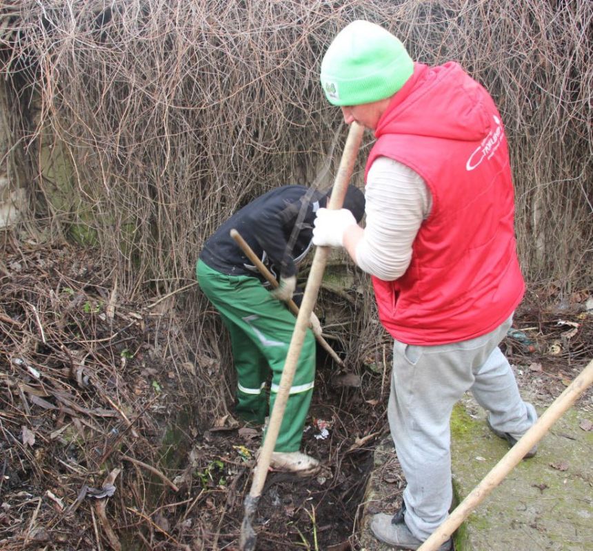 #жкх. Сотрудники Службы городского хозяйства очищают ливневку за домами №25 и №27 по ул. Свердлова #жкх. Сотрудники Службы городского хозяйства очищают ливневку за домами №25 и №27 по ул. Свердлова