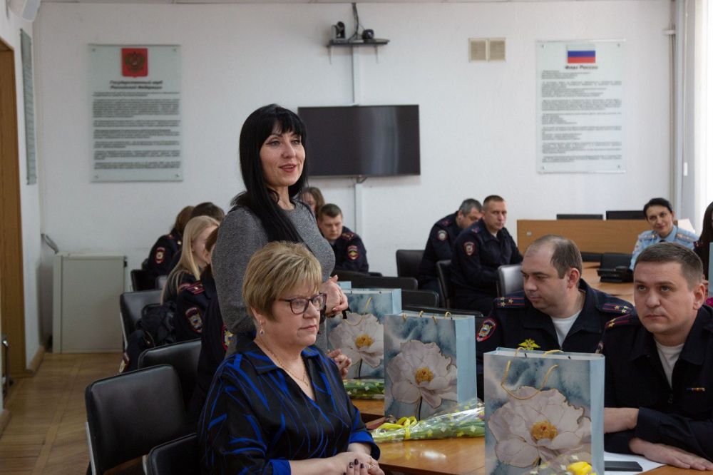 В МВД по Республике Крым в преддверии Международного женского дня состоялось награждение женщин-полицейских Управления по обеспечению охраны общественного порядка В МВД по Республике Крым в преддверии Международного женского дня состоялось награждение женщин-полицейских Управления по обеспечению охраны общественного порядка