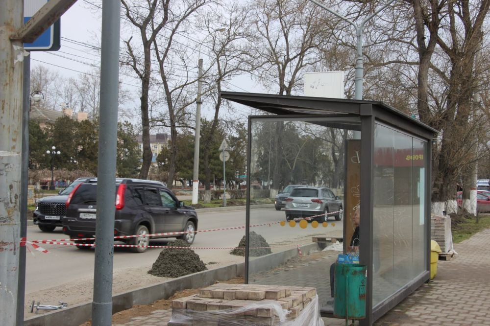Керченский филиал ГУП РК «Крымавтодор» выполняет восстановление боковых и задних элементов остановочных павильонов Керченский филиал ГУП РК «Крымавтодор» выполняет восстановление боковых и задних элементов остановочных павильонов