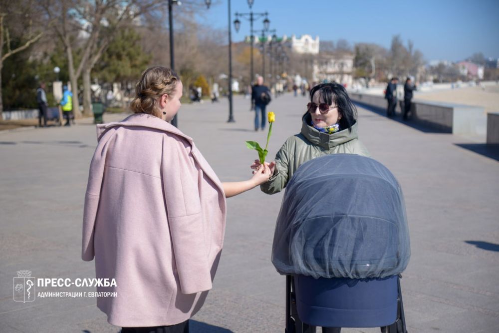 В Евпатории прошла акция «Вам, любимые» В Евпатории прошла акция «Вам, любимые»