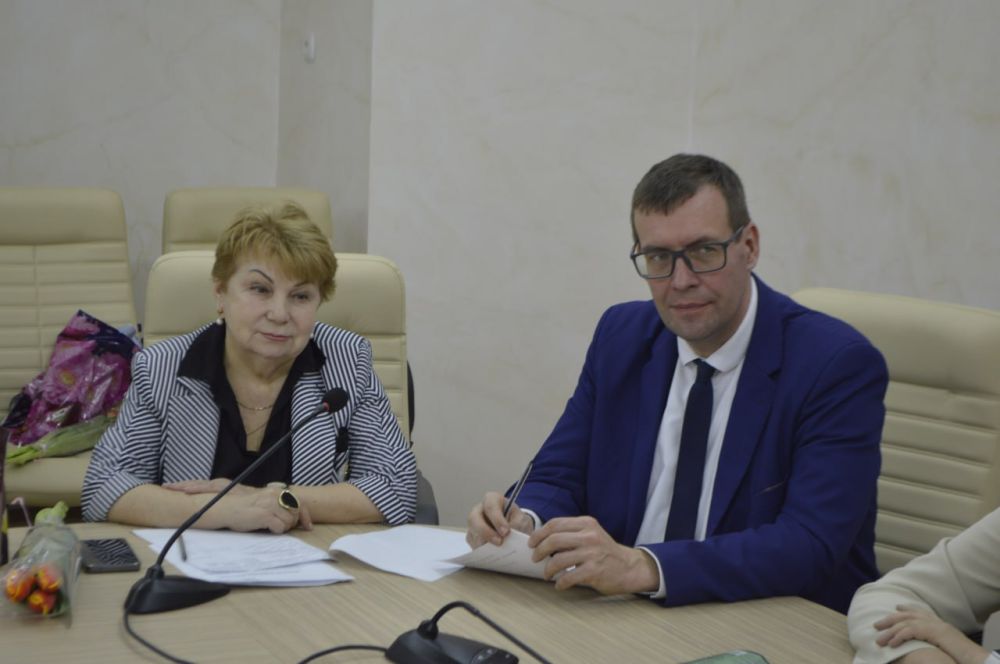 В Министерстве образования, науки и молодежи Республики Крым состоялось заседание общественного совета В Министерстве образования, науки и молодежи Республики Крым состоялось заседание общественного совета