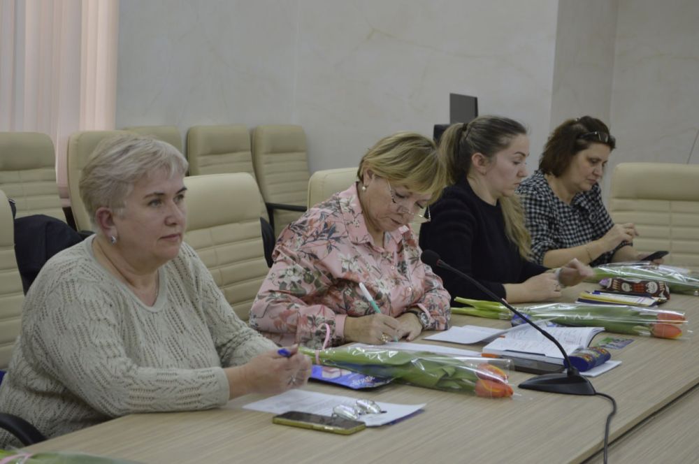 В Министерстве образования, науки и молодежи Республики Крым состоялось заседание общественного совета В Министерстве образования, науки и молодежи Республики Крым состоялось заседание общественного совета