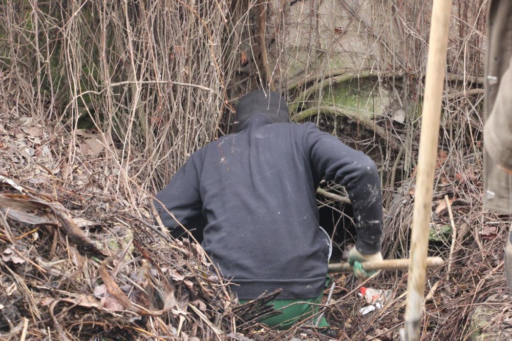 #жкх. Сотрудники Службы городского хозяйства очищают ливневку за домами №25 и №27 по ул. Свердлова #жкх. Сотрудники Службы городского хозяйства очищают ливневку за домами №25 и №27 по ул. Свердлова