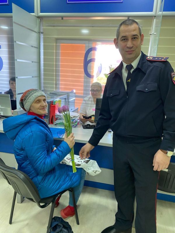 В Управлении по вопросам миграции МВД по Республике Крым сотрудники полиции поздравили представительниц прекрасного пола при получении государственных услуг и сотрудниц ведомства В Управлении по вопросам миграции МВД по Республике Крым сотрудники полиции поздравили представительниц прекрасного пола при получении государственных услуг и сотрудниц ведомства