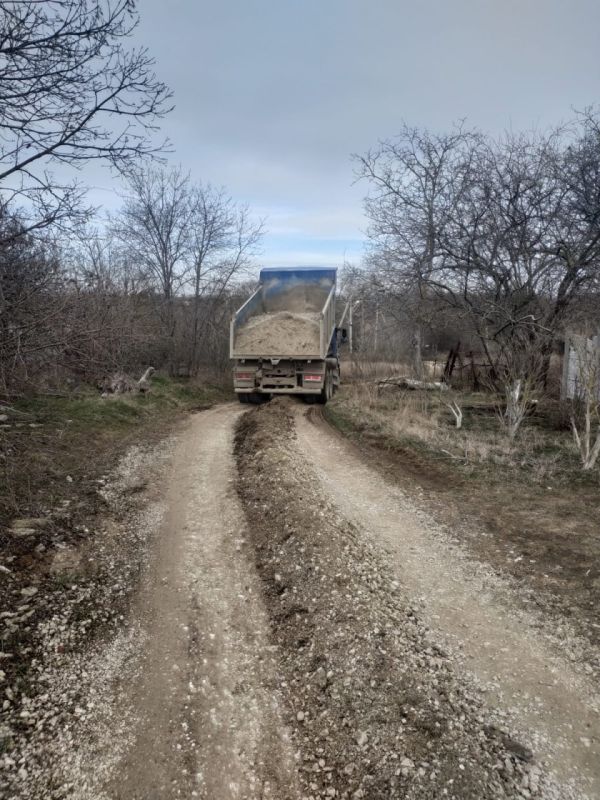 #жкх. С 1 марта силами Керченского филиала ГУП РК «Крымавтодор» выполняется грейдирование грунтовых дорог. За неделю грейдировано уже 10 километров дорог в Мичурино и в районе ул. Комарова. Сейчас работает 2 бригады с... #жкх. С 1 марта силами Керченского филиала ГУП РК «Крымавтодор» выполняется грейдирование грунтовых дорог. За неделю грейдировано уже 10 километров дорог в Мичурино и в районе ул. Комарова. Сейчас работает 2 бригады с...