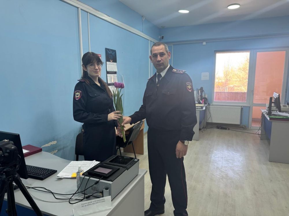 В Управлении по вопросам миграции МВД по Республике Крым сотрудники полиции поздравили представительниц прекрасного пола при получении государственных услуг и сотрудниц ведомства В Управлении по вопросам миграции МВД по Республике Крым сотрудники полиции поздравили представительниц прекрасного пола при получении государственных услуг и сотрудниц ведомства