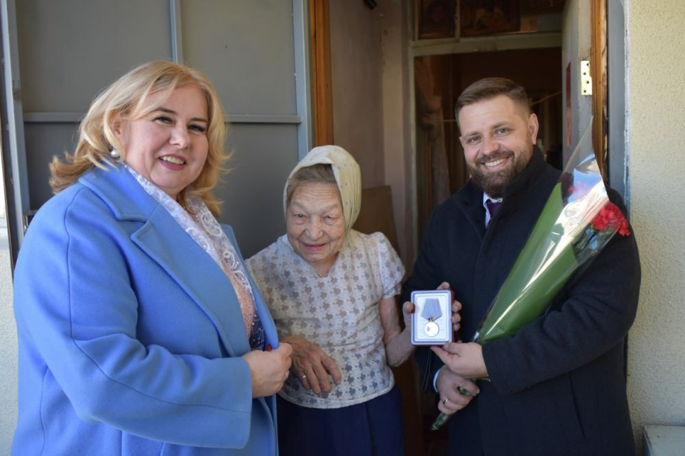 Галина Огнёва: Продолжаем вручать юбилейные медали жителям Алуштинского муниципалитета, которые прошли сложный путь военного времени, приближая День Великой Победы своим трудом Галина Огнёва: Продолжаем вручать юбилейные медали жителям Алуштинского муниципалитета, которые прошли сложный путь военного времени, приближая День Великой Победы своим трудом