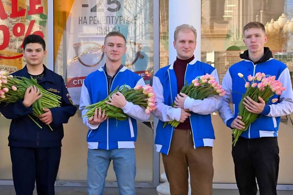Родные-любимые. В каждом уголке полуострова звучат поздравления в адрес девушек! Традиционно на центральных улицах Симферополя провели самую нежную акцию «Вам, любимые!» Родные-любимые. В каждом уголке полуострова звучат поздравления в адрес девушек! Традиционно на центральных улицах Симферополя провели самую нежную акцию «Вам, любимые!»
