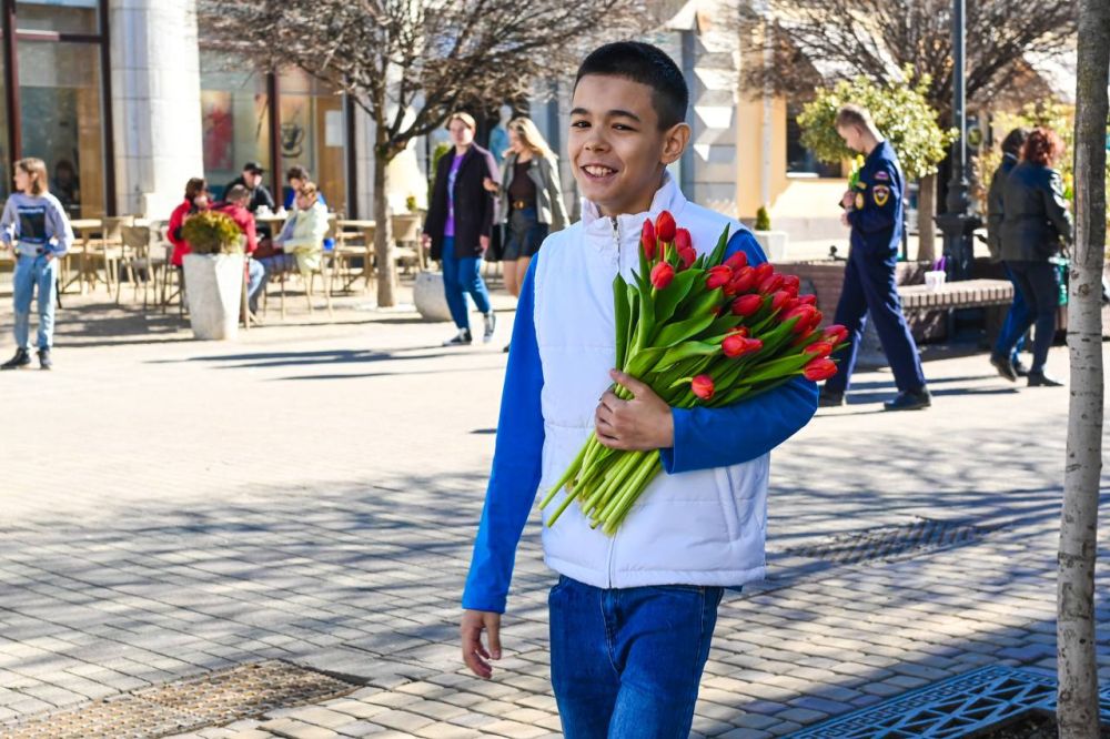 Алексей Зинченко: Вам, любимые!. Традиционно в центре Симферополя провели самую нежную акцию «Вам, любимые!» Алексей Зинченко: Вам, любимые!. Традиционно в центре Симферополя провели самую нежную акцию «Вам, любимые!»