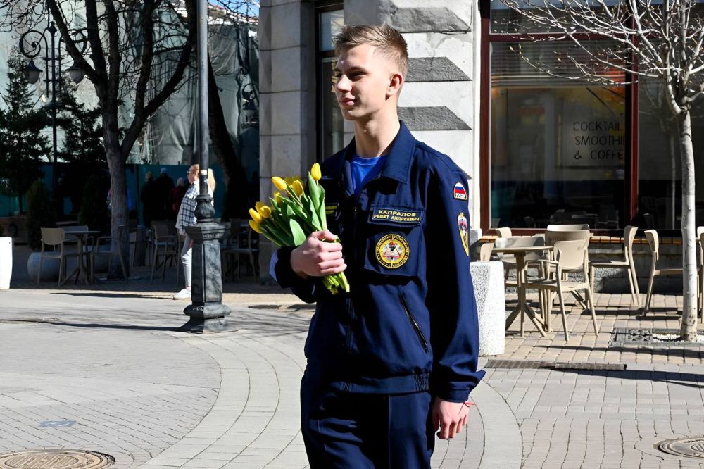 Родные-любимые. В каждом уголке полуострова звучат поздравления в адрес девушек! Традиционно на центральных улицах Симферополя провели самую нежную акцию «Вам, любимые!» Родные-любимые. В каждом уголке полуострова звучат поздравления в адрес девушек! Традиционно на центральных улицах Симферополя провели самую нежную акцию «Вам, любимые!»
