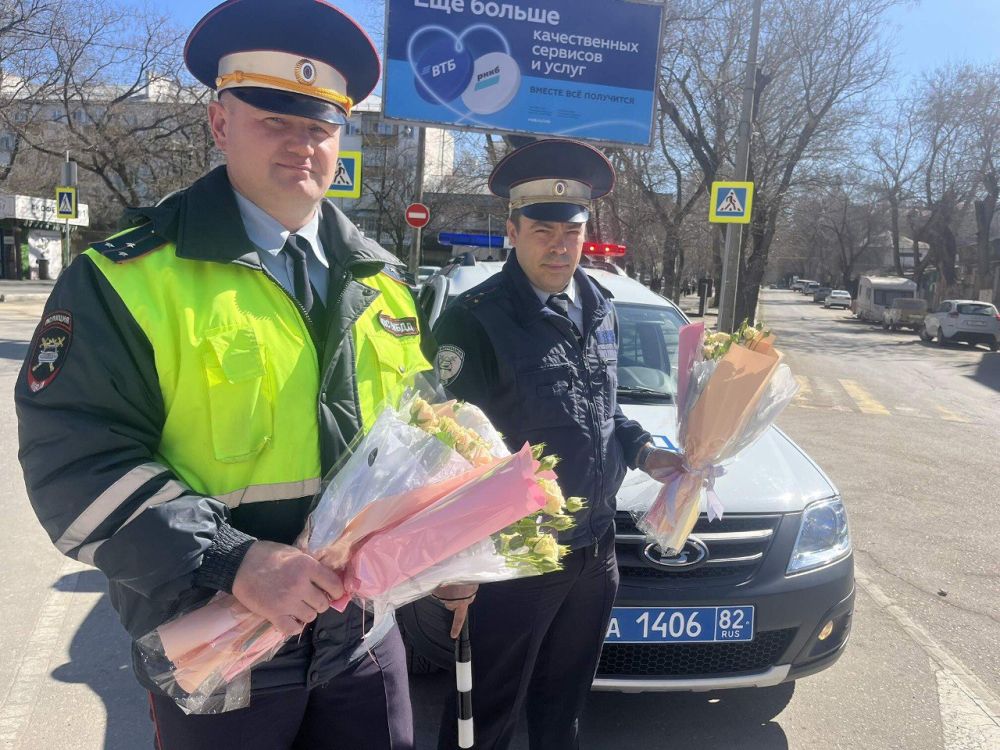 Сотрудники Госавтоинспекции Феодосии поздравили женщин-водителей с Международным женским днем! Сотрудники Госавтоинспекции Феодосии поздравили женщин-водителей с Международным женским днем!