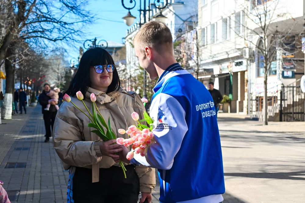 Родные-любимые. В каждом уголке полуострова звучат поздравления в адрес девушек! Традиционно на центральных улицах Симферополя провели самую нежную акцию «Вам, любимые!» Родные-любимые. В каждом уголке полуострова звучат поздравления в адрес девушек! Традиционно на центральных улицах Симферополя провели самую нежную акцию «Вам, любимые!»