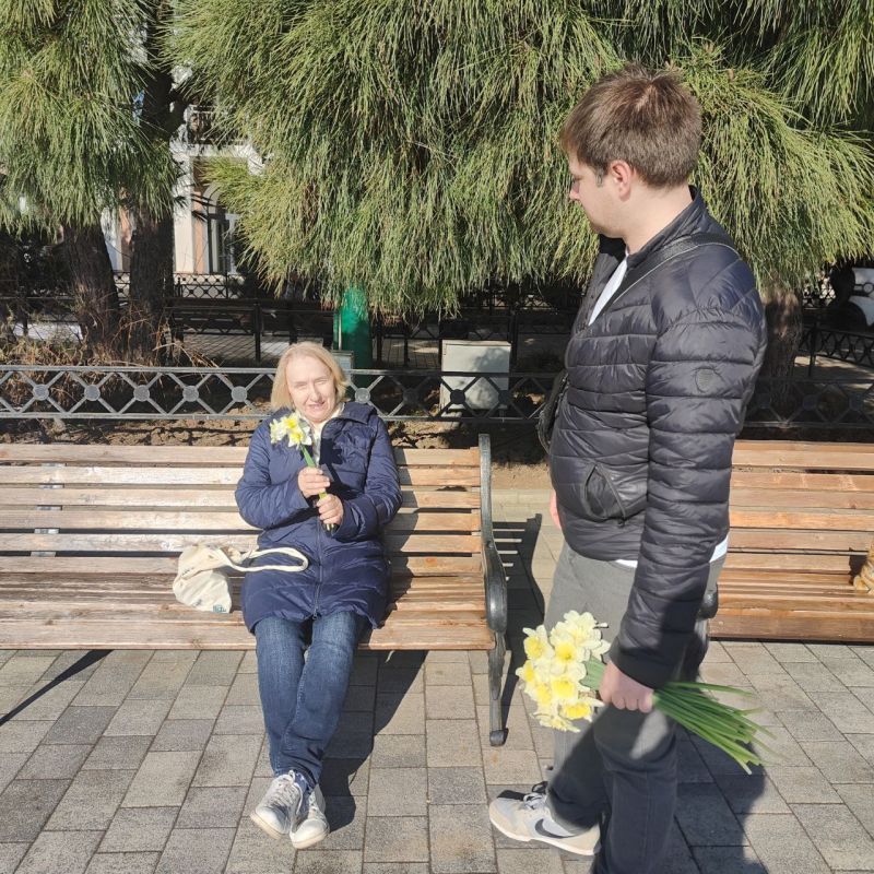 Галина Огнёва: В этот солнечный праздничный день 8 Марта в нашем городе состоялась прекрасная праздничная акция-более тысячи нарциссов сотрудники Администрации города и депутаты городского совета подарили женщинам, которых... Галина Огнёва: В этот солнечный праздничный день 8 Марта в нашем городе состоялась прекрасная праздничная акция-более тысячи нарциссов сотрудники Администрации города и депутаты городского совета подарили женщинам, которых...