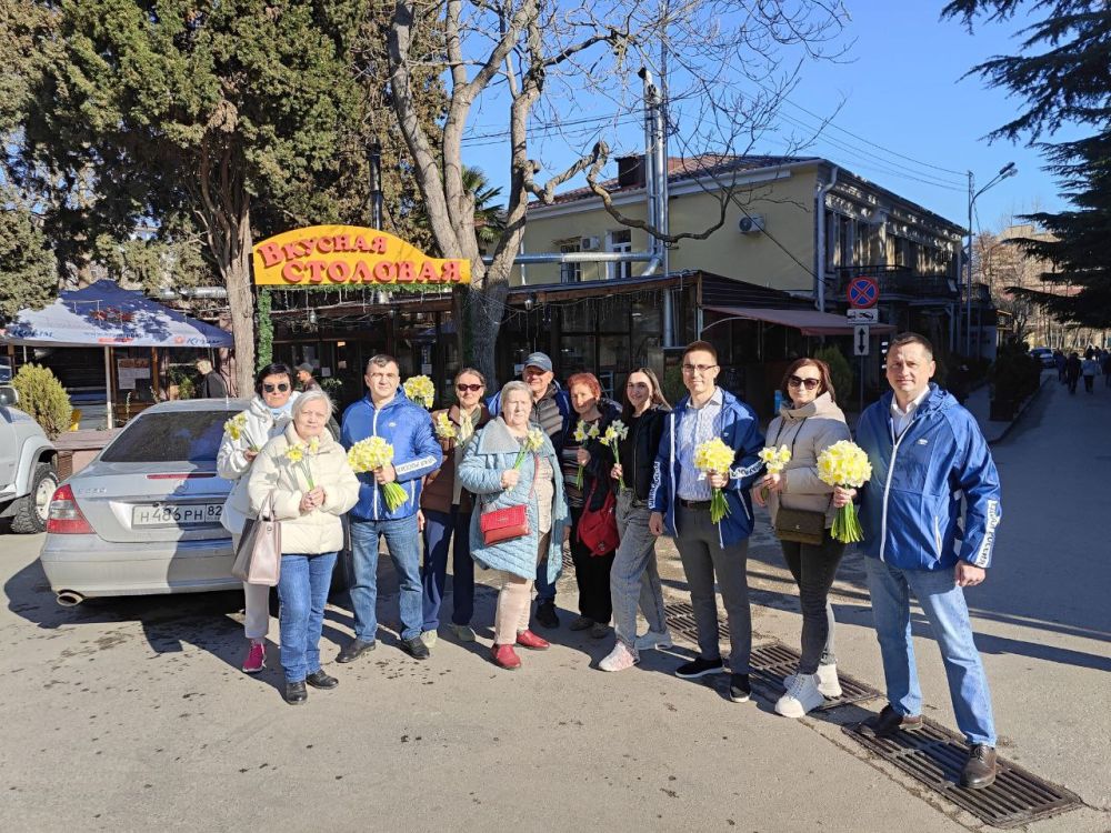 Галина Огнёва: В этот солнечный праздничный день 8 Марта в нашем городе состоялась прекрасная праздничная акция-более тысячи нарциссов сотрудники Администрации города и депутаты городского совета подарили женщинам, которых... Галина Огнёва: В этот солнечный праздничный день 8 Марта в нашем городе состоялась прекрасная праздничная акция-более тысячи нарциссов сотрудники Администрации города и депутаты городского совета подарили женщинам, которых...