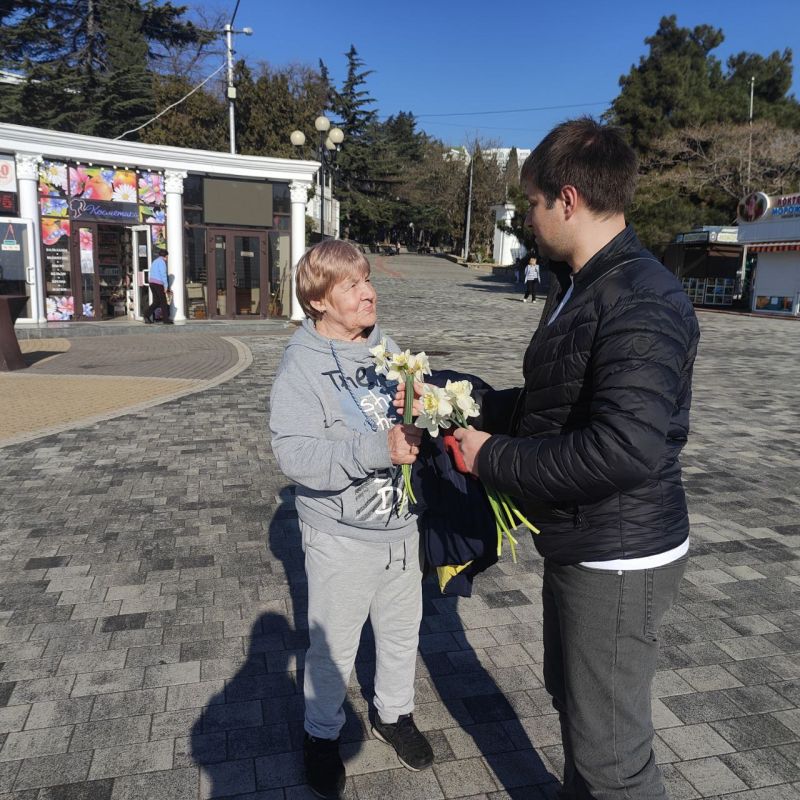 Галина Огнёва: В этот солнечный праздничный день 8 Марта в нашем городе состоялась прекрасная праздничная акция-более тысячи нарциссов сотрудники Администрации города и депутаты городского совета подарили женщинам, которых... Галина Огнёва: В этот солнечный праздничный день 8 Марта в нашем городе состоялась прекрасная праздничная акция-более тысячи нарциссов сотрудники Администрации города и депутаты городского совета подарили женщинам, которых...