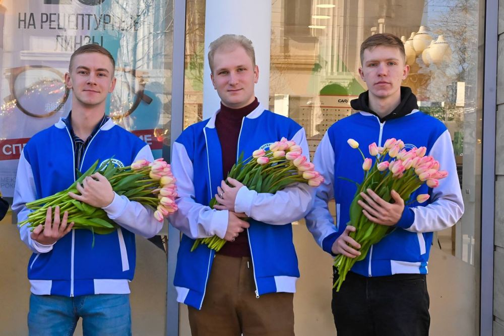 Алексей Зинченко: Вам, любимые!. Традиционно в центре Симферополя провели самую нежную акцию «Вам, любимые!» Алексей Зинченко: Вам, любимые!. Традиционно в центре Симферополя провели самую нежную акцию «Вам, любимые!»